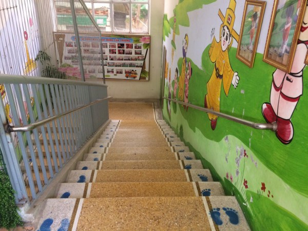 trang trí phòng học mầm non cầu thang